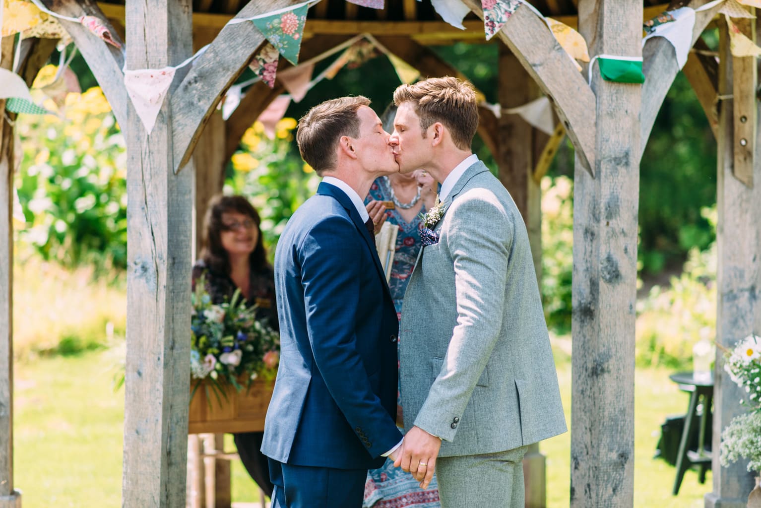 wedding first kiss